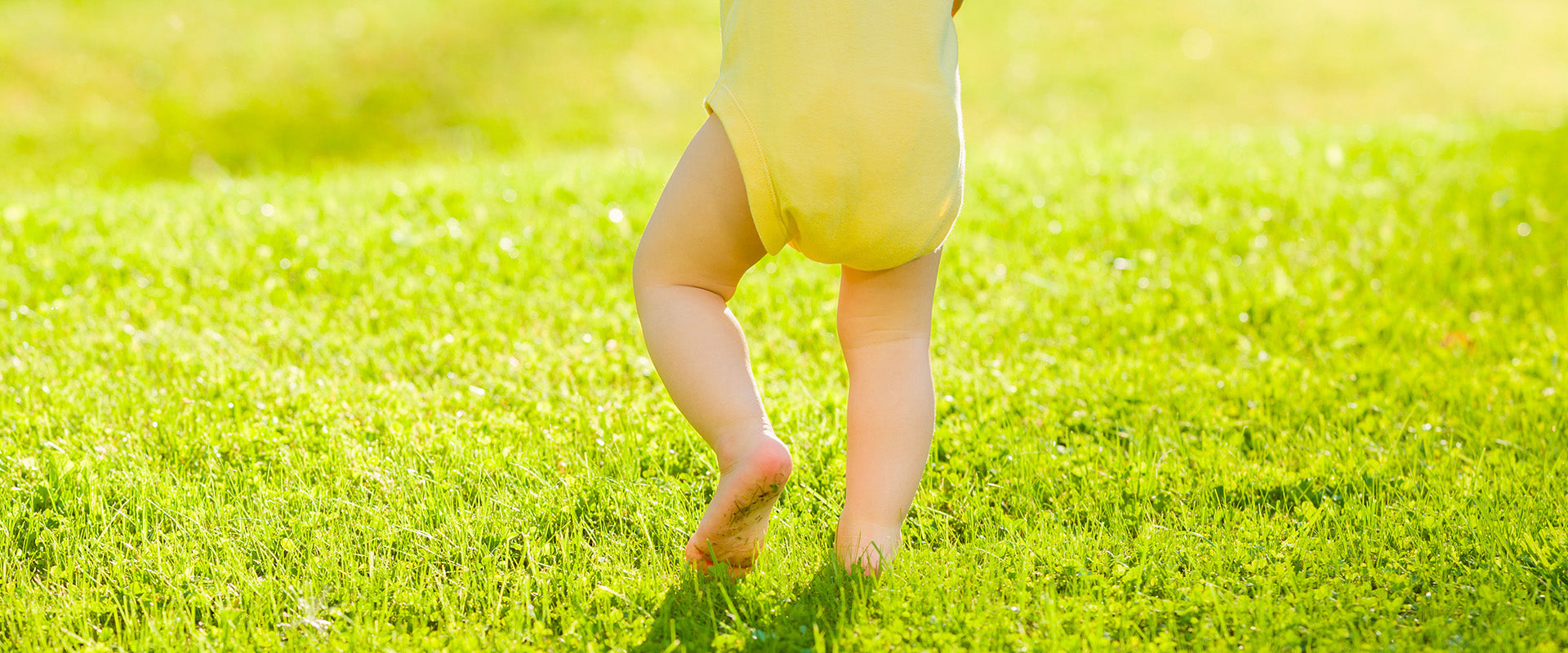 Miminko chodící v trávě