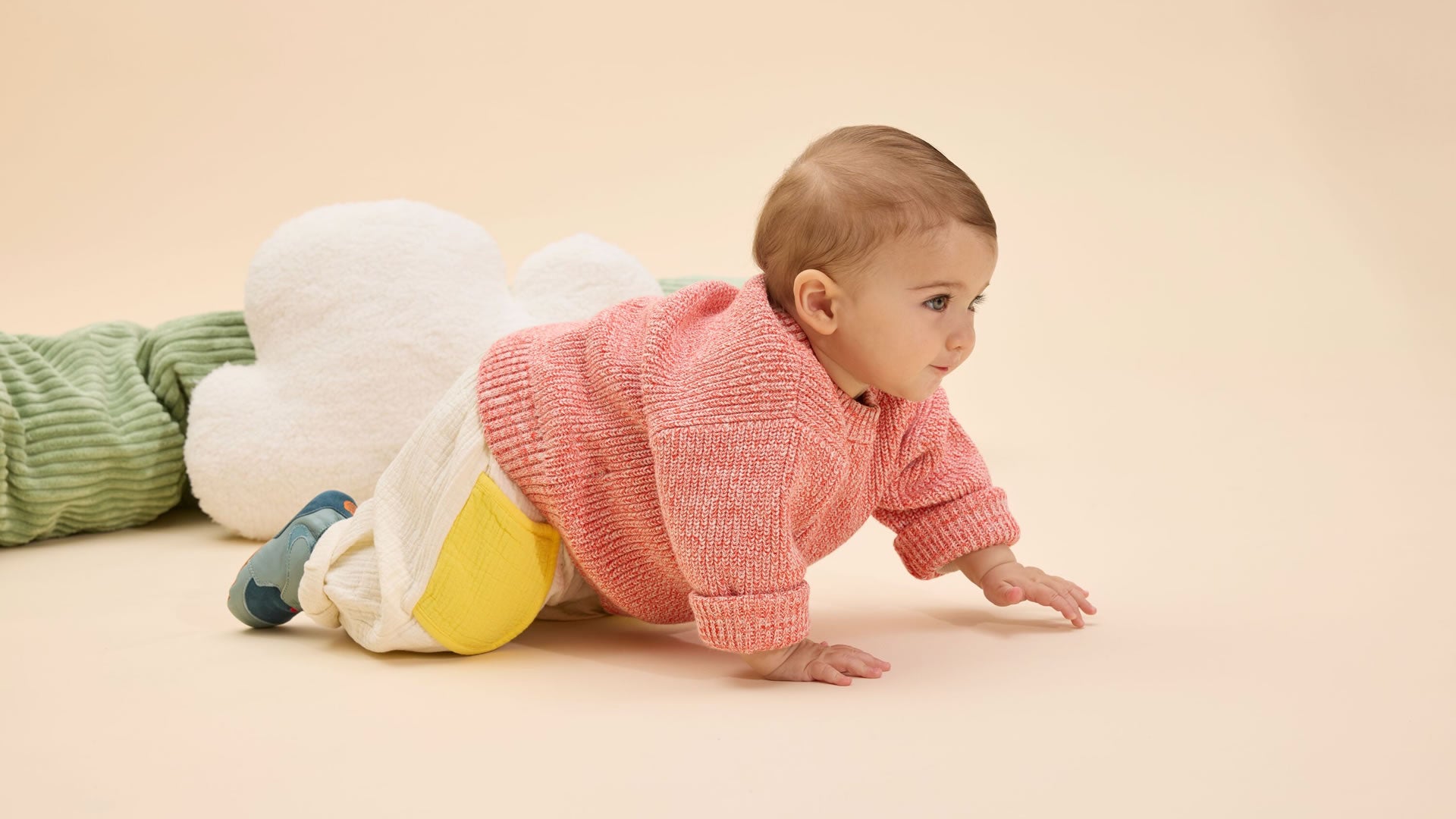 Crawling Shoe Leather Crawly Bunny zeleno-modré s králíčkem pohled na obuté capáčky pohled ze strany při lezení