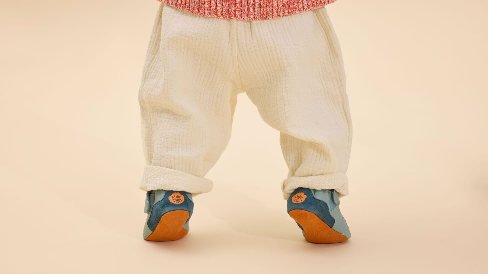 Crawling Shoe Leather Crawly Bunny zeleno-modré s králíčkem pohled na obuté capáčky zezadu na paty a podrážky