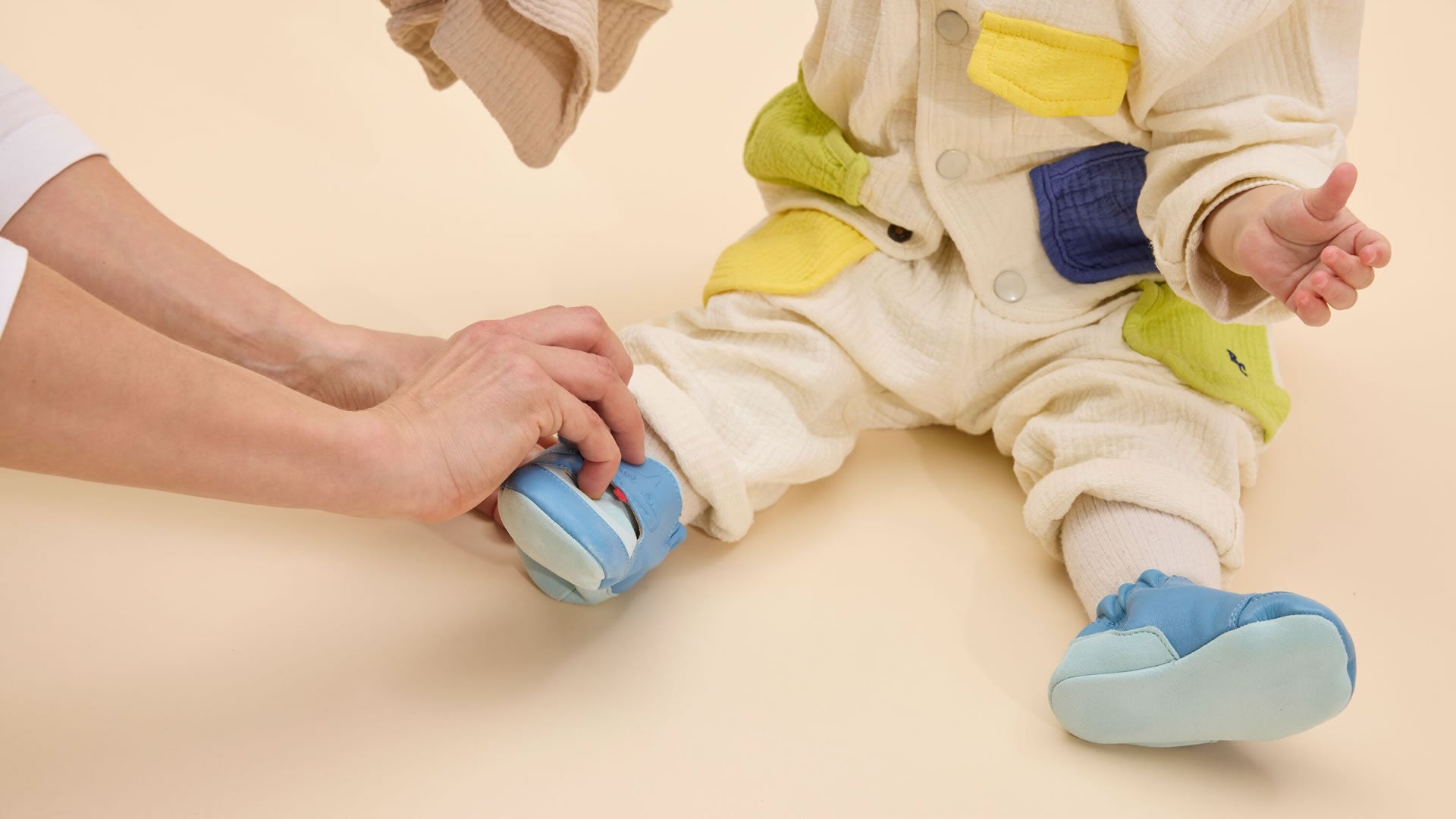 Crawling Shoe Leather Crawly Shark modré se žralokem pohled na obuté capáčky podrážka