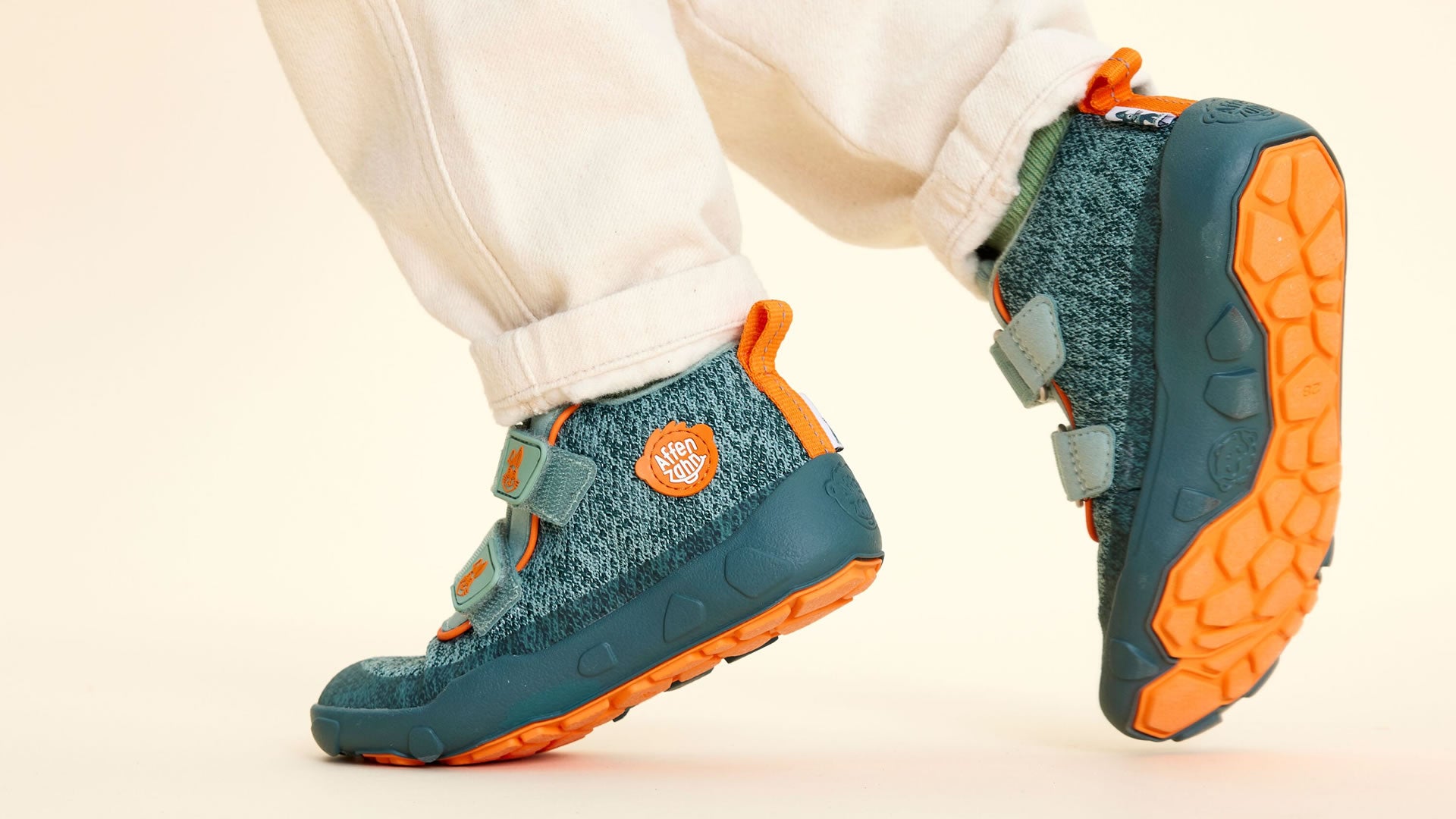 Dětské barefoot boty Affenzahn Low Boot Knit Happy Bunny
zelené pohled na obuté boty zleva detail levé zevní části a pravé vnitřní části boty