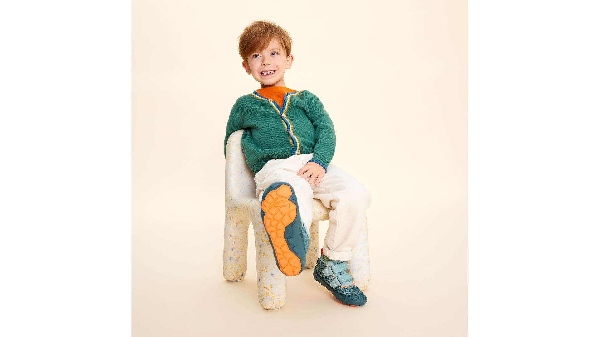 Dětské barefoot boty Affenzahn Low Boot Knit Happy Bunny
zelené chlapec sedící na židličce pohled zpředu
