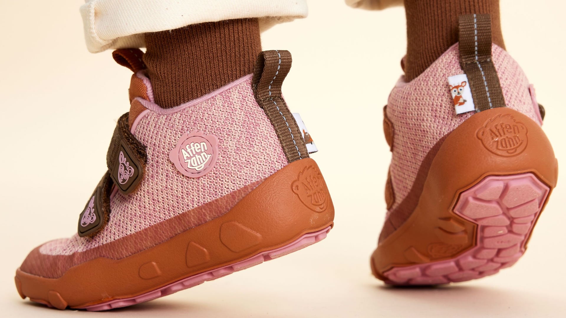 Dětské barefoot boty Affenzahn Low Boot Knit Happy Deer
růžové pohled na obuté boty zezadu na paty