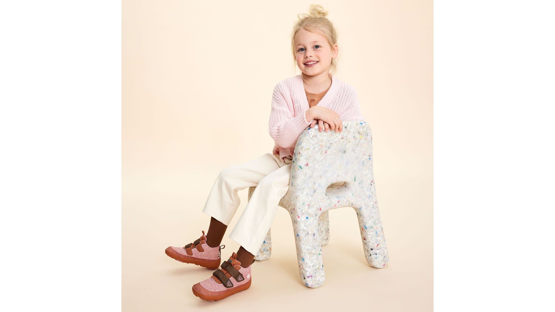 Dětské barefoot boty Affenzahn Low Boot Knit Happy Deer
růžové dívka sedící na židličce pohled zleva
