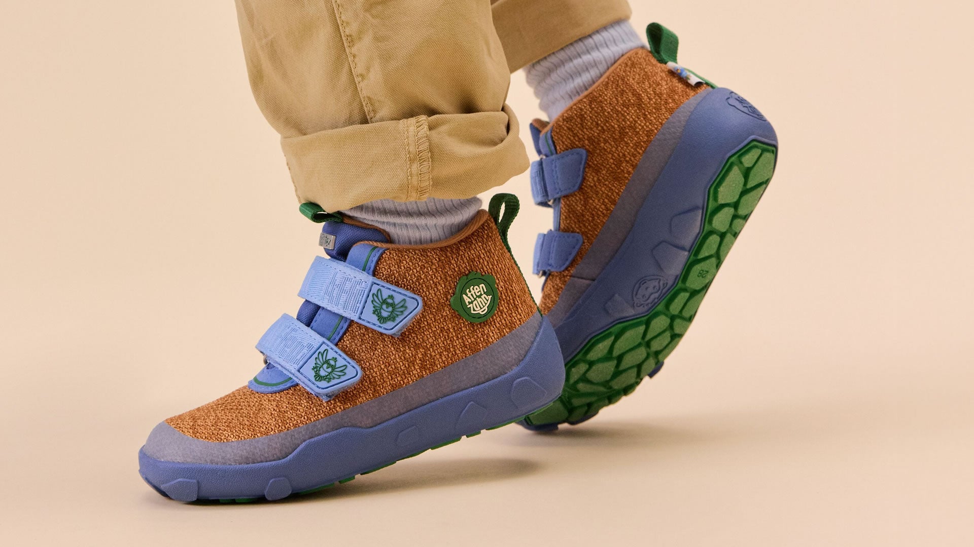 Affenzahn Low Boot Knit Happy - Bird of Paradise modro-oranžové pohled na obuté boty zleva