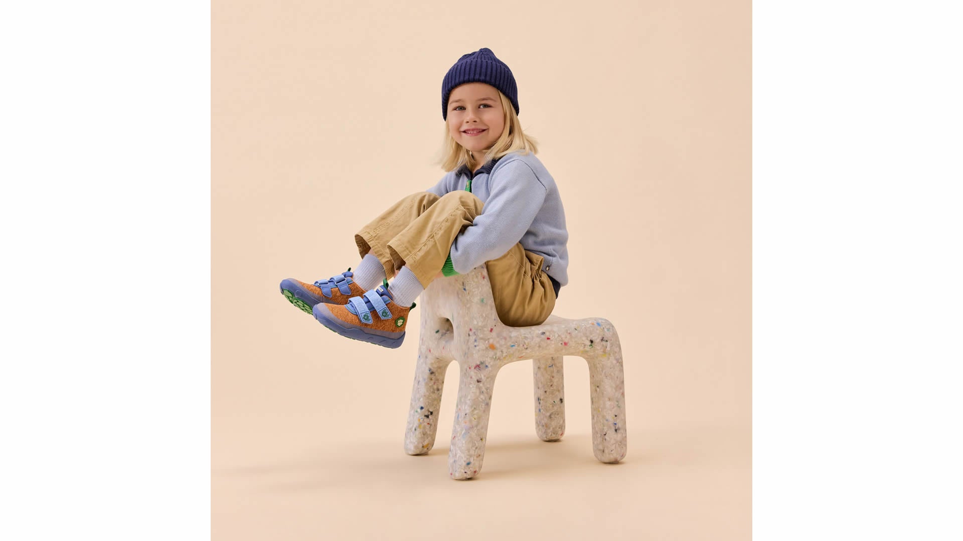 Affenzahn Low Boot Knit Happy - Bird of Paradise modro-oranžové pohled na sedící dítě na židličce zleva