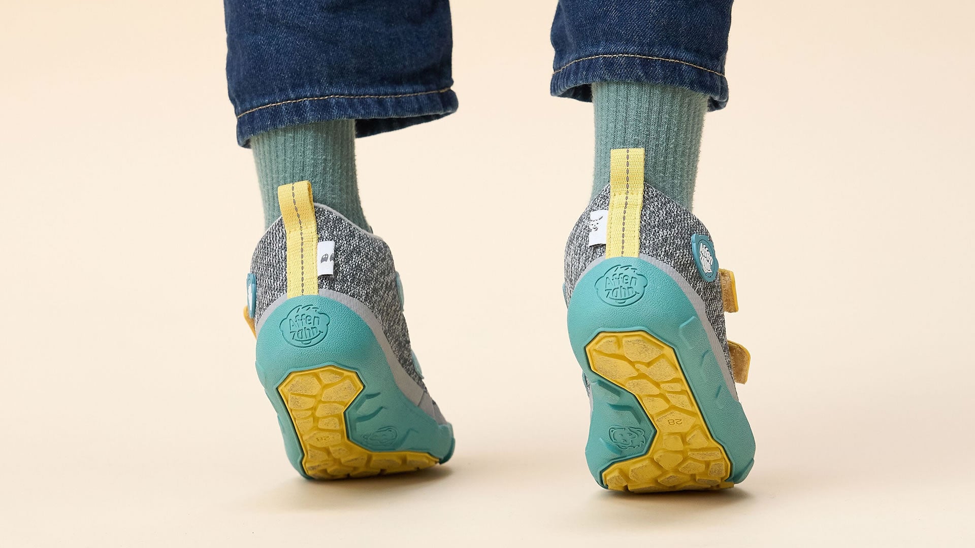 Affenzahn Low Boot Knit Happy - Rhino šedo-zelené zapínáním na suchý zip ve žluté barvě pohled na obuté boty zezadu na paty a podrážky