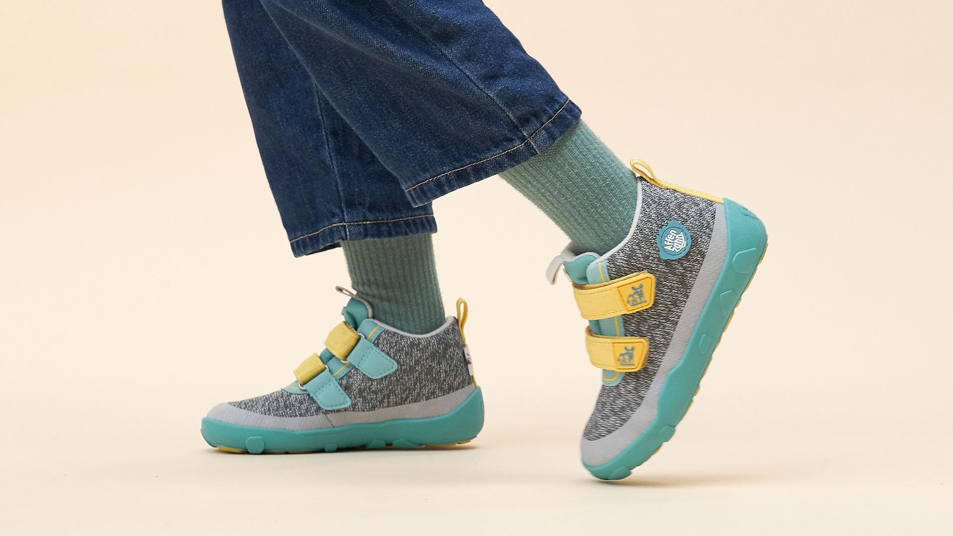 Affenzahn Low Boot Knit Happy - Rhino šedo-zelené zapínáním na suchý zip ve žluté barvě pohled na obuté boty zleva