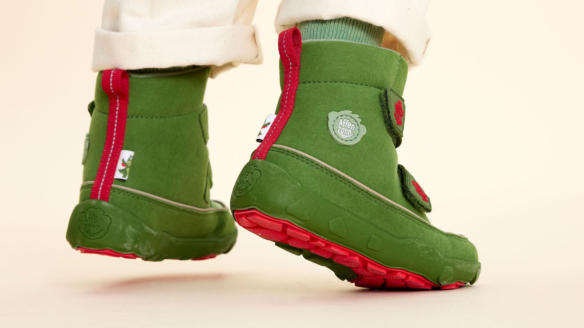 Dětské barefoot boty Affenzahn Mid Boot Vegan Comfy - Dragon zelené pohled na obuté boty zezadu zprava