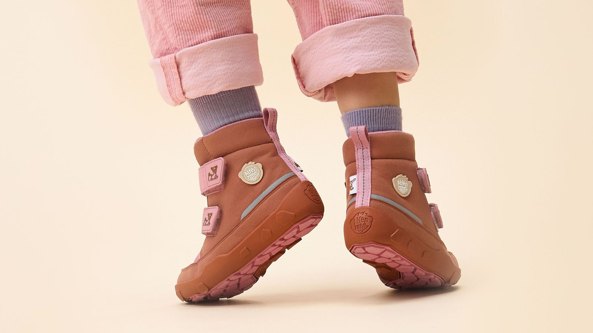 Dětské barefoot boty  Affenzahn Mid Boot Vegan Comfy - Deer růžovo-oranžové pohled na obuté boty zezadu