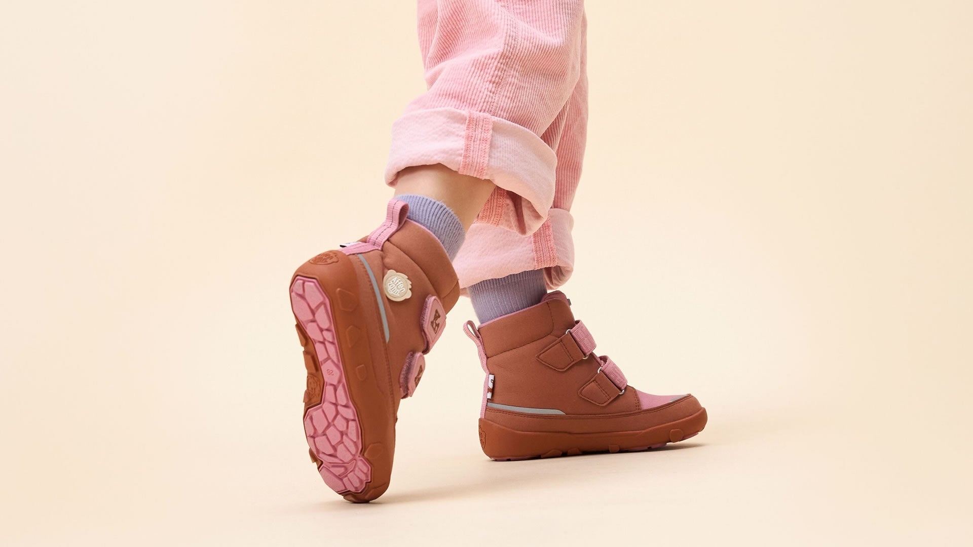 Dětské barefoot boty  Affenzahn Mid Boot Vegan Comfy - Deer růžovo-oranžové pohled na obuté boty zprava