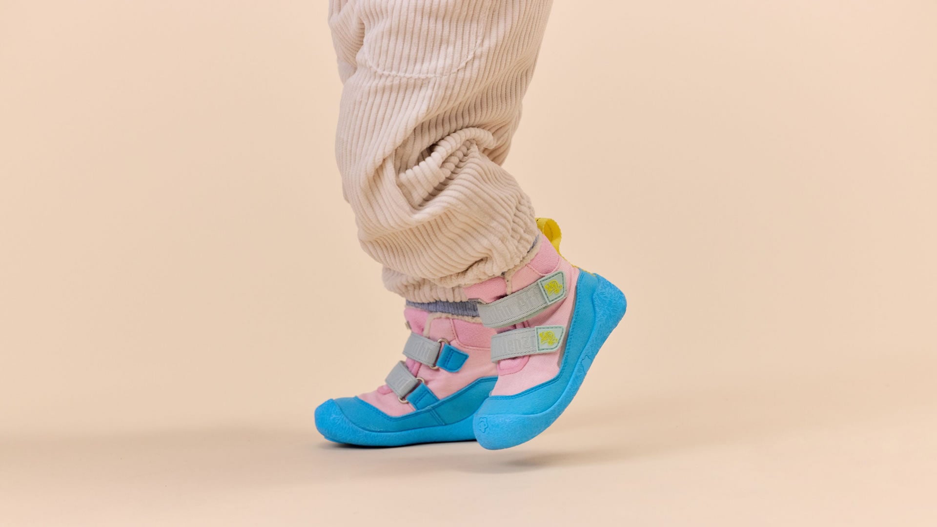 Dětské barefoot boty Affenzahn Prewalker Midboot Vegan Snuggy -  Chameleon růžové s modrou podrážkou pohled na obuté boty zleva