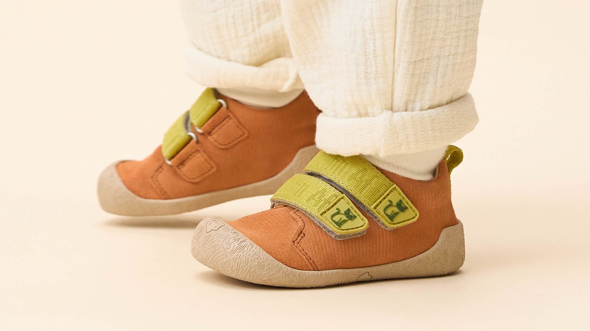 Affenzahn Prewalker Leather Walky - Cat v žluté, béžové a hnědé barvě z kůže, semiše a kaučuku.
