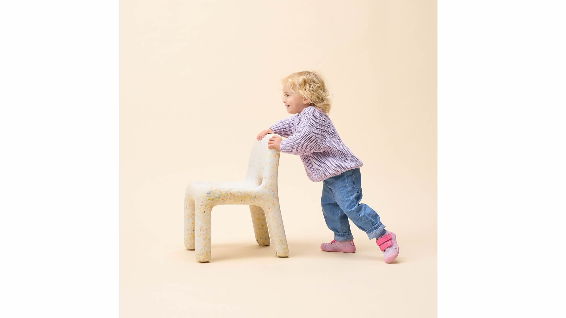 Dítě v růžových barefoot botech Affenzahn Prewalker Leather Walky - Unicorn z kaučuku, semiše a kůže.