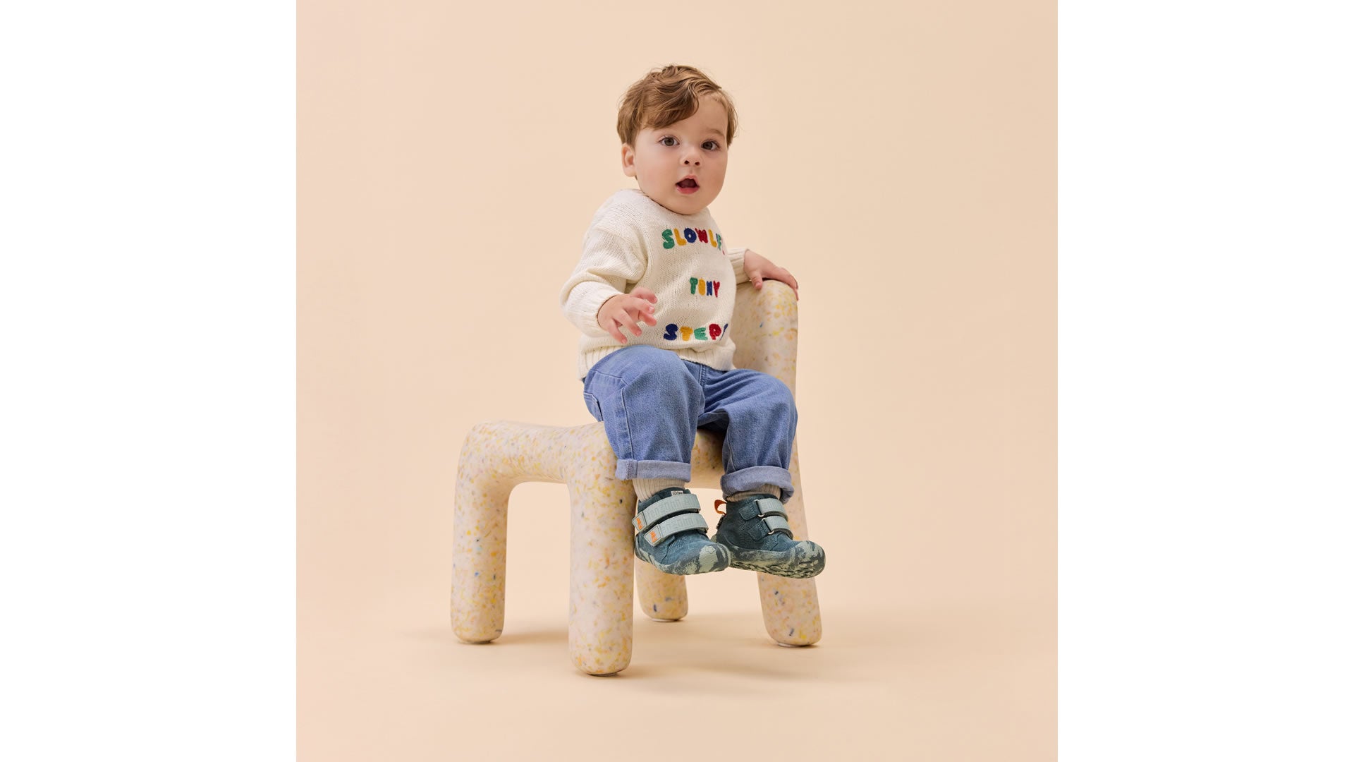 Dětské barefoot boty Affenzahn Prewalker Lowboot Leather Talky Bunny
 zelené pohled na sedícího chlapečka na židličce