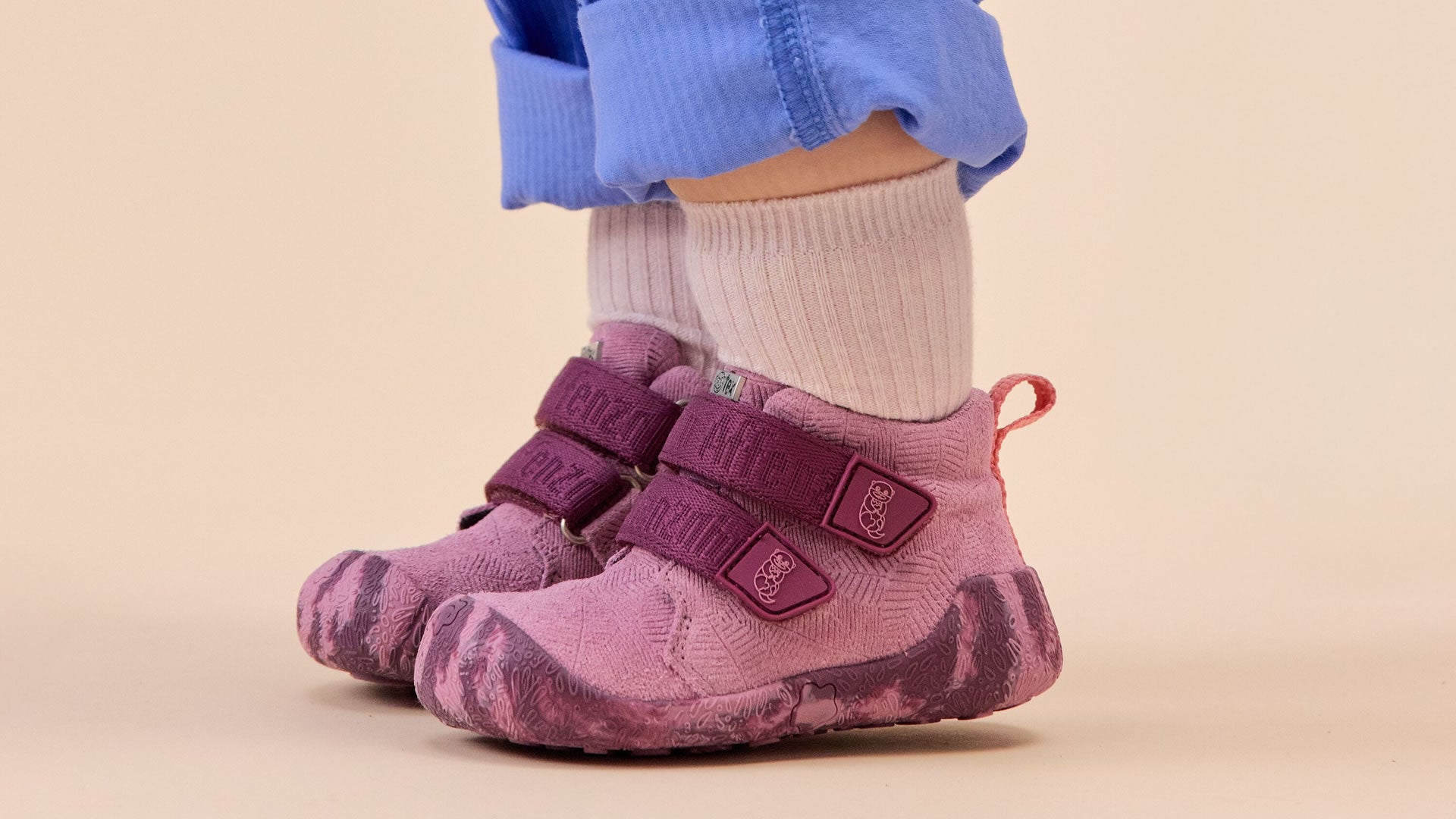 Dětské barefoot boty Affenzahn Prewalker Lowboot Leather Talky Otter
 růžové pohled na obuté boty zleva
