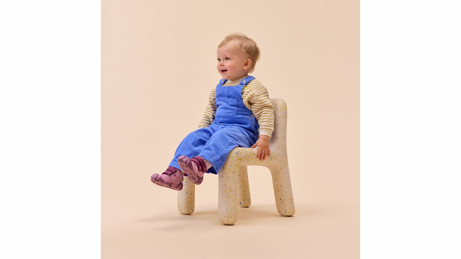 Dětské barefoot boty Affenzahn Prewalker Lowboot Leather Talky Otter
 růžové pohled na batole sedící na židličce
