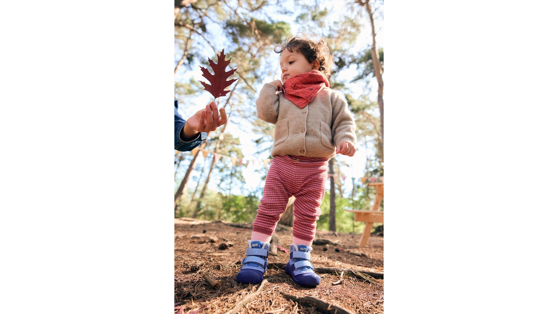 Dětské barefoot boty Affenzahn Prewalker Midboot Vegan Snuggy - Elephant modré pohled na dítě hrající na lesní cestě
