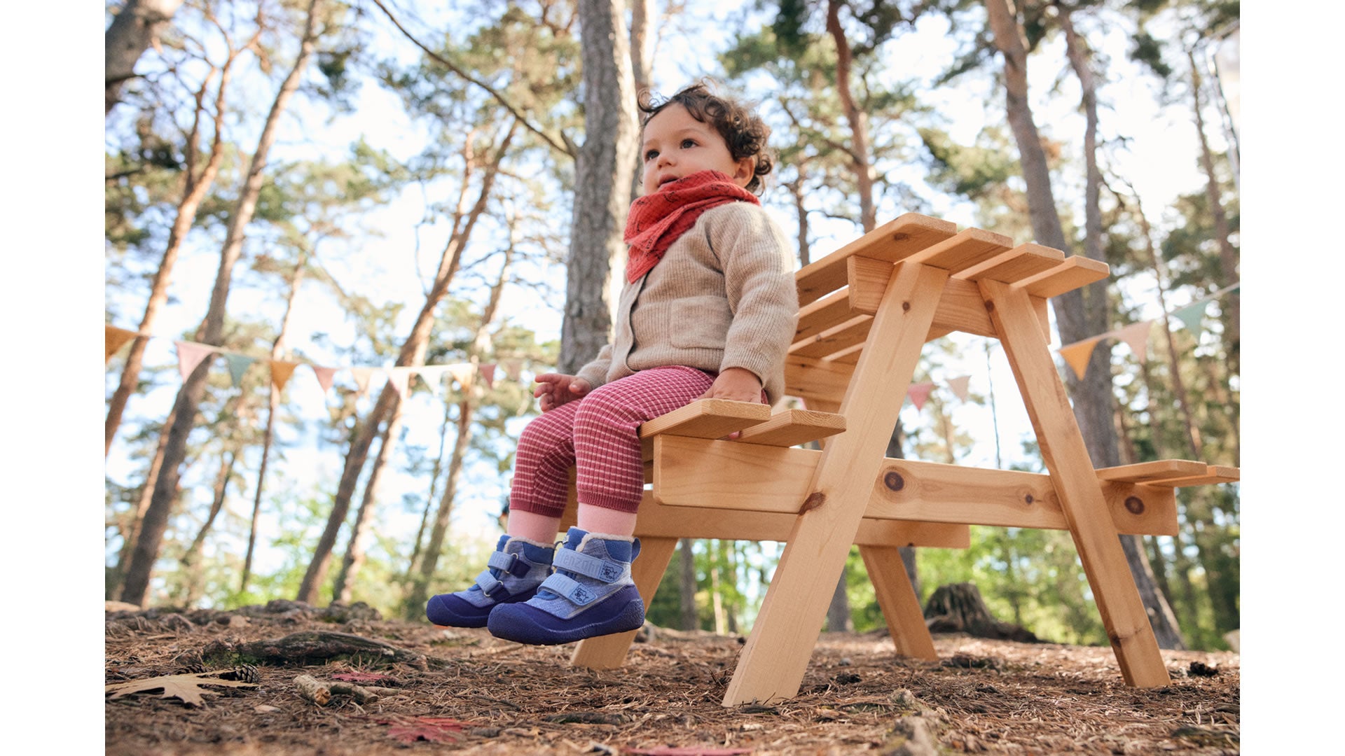 Dětské barefoot boty Affenzahn Prewalker Midboot Vegan Snuggy - Elephant modré dítě sedí obuté na lavičce pohled z pravé strany