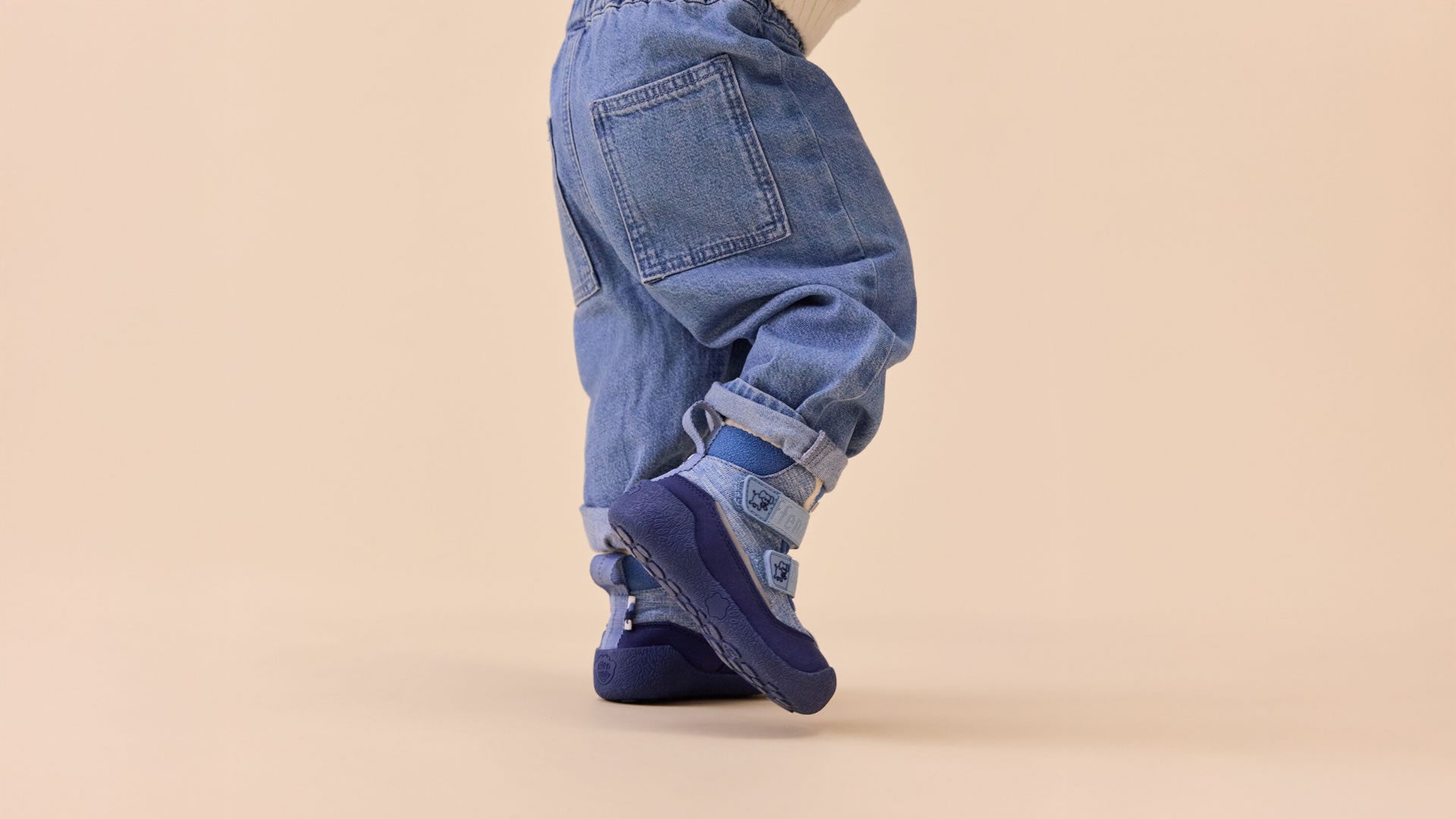Dětské barefoot boty Affenzahn Prewalker Midboot Vegan Snuggy - Elephant modré pohled na obuté zprava