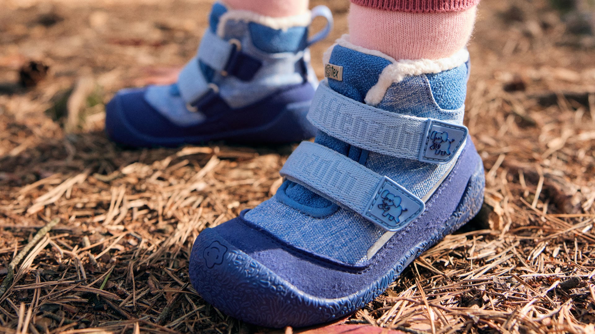 Dětské barefoot boty Affenzahn Prewalker Midboot Vegan Snuggy - Elephant modré obuté pohled z levé strany