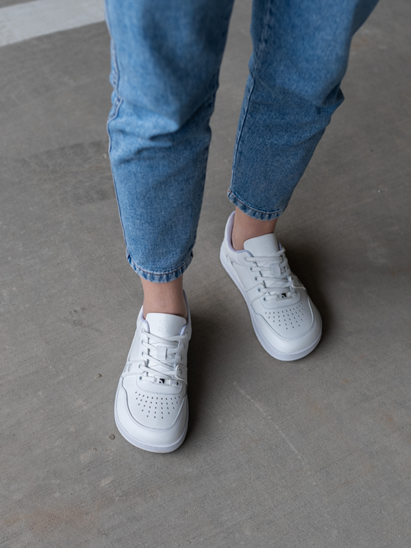 Barefoot boty Barebarics Arise - All White celé bílé pohled na obuté boty shora zepředu