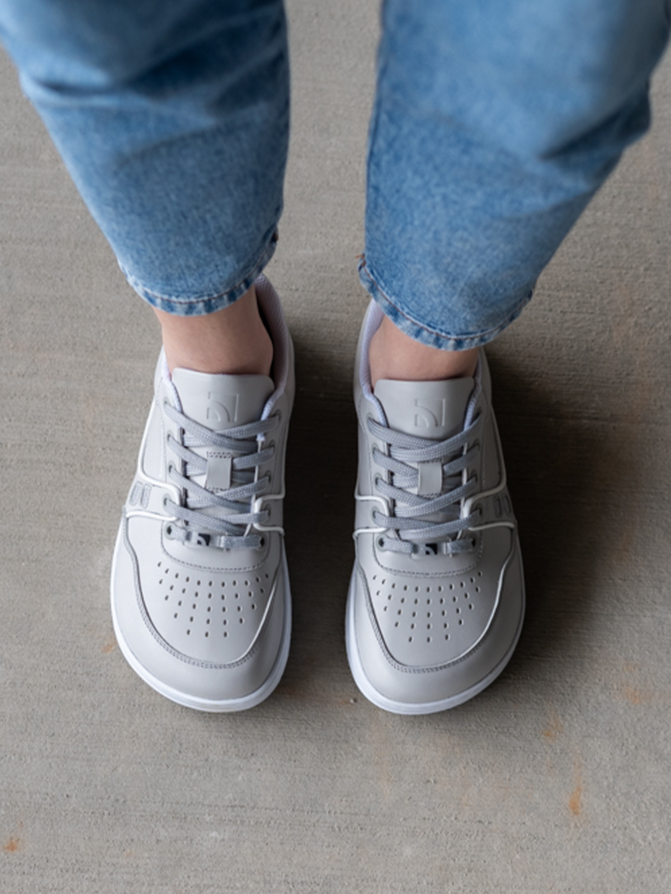 Barefoot boty Barebarics Arise - Light Grey šedé s bílou podrážkou pohled shora na obuté boty