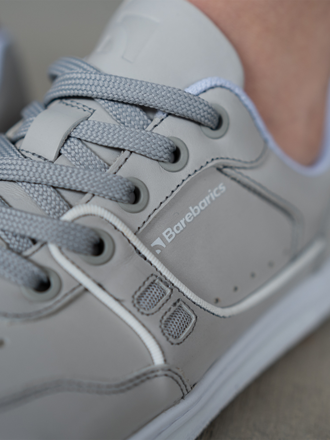 Barefoot boty Barebarics Arise - Light Grey šedé s bílou podrážkou detail vázání