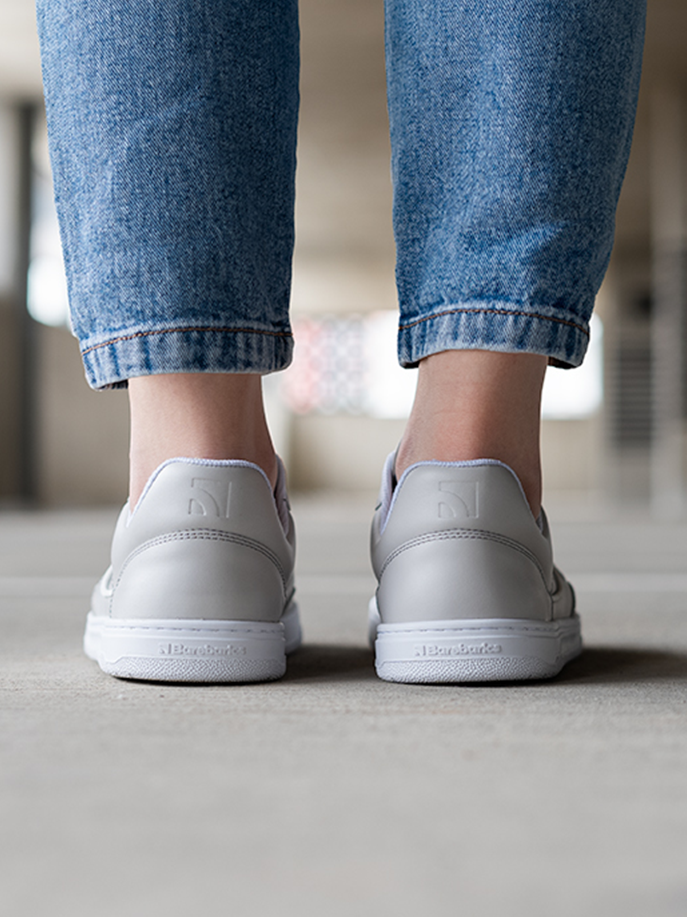 Barefoot boty Barebarics Arise - Light Grey šedé s bílou podrážkou pohled na obuté boty zezadu na paty