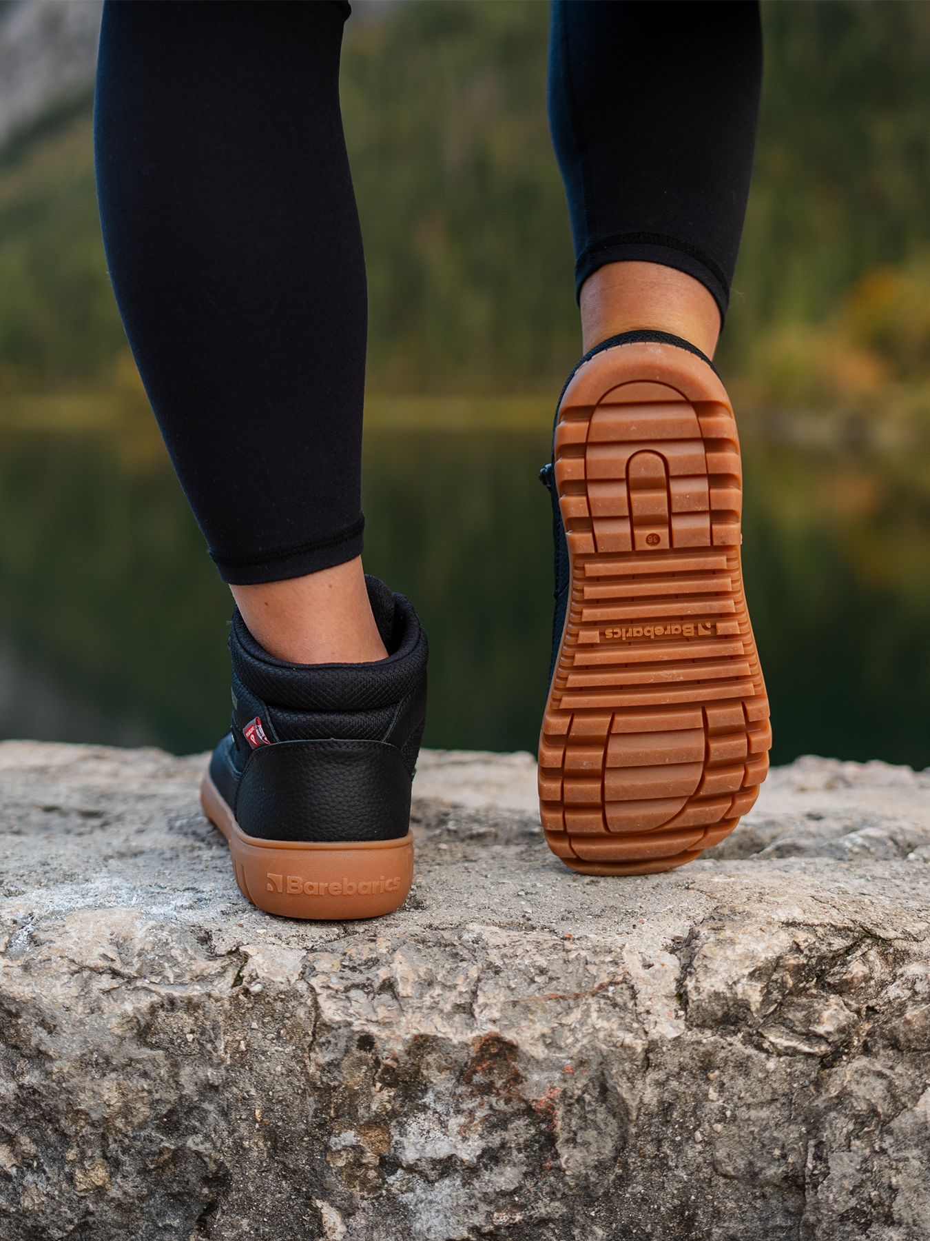 Barefoot zimní nepromokavé kotníkové boty Barebarics UrbanEdge - Black černé s béžovou podrážkou pohled na obuté boty zezadu na patu a podrážku