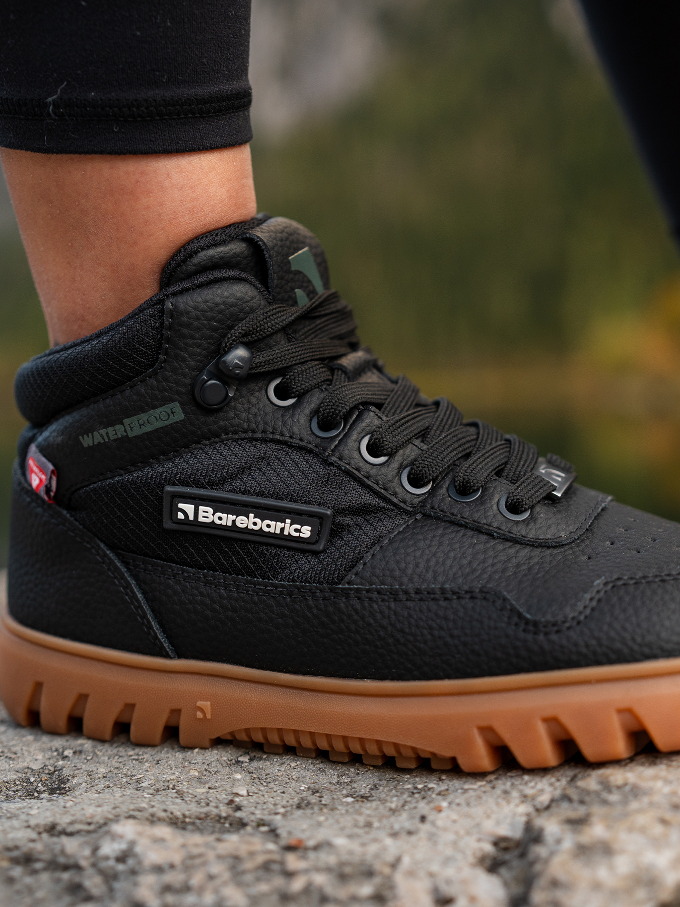 Barefoot zimní nepromokavé kotníkové boty Barebarics UrbanEdge - Black černé s béžovou podrážkou pohled na obuté boty zprava detail vázání