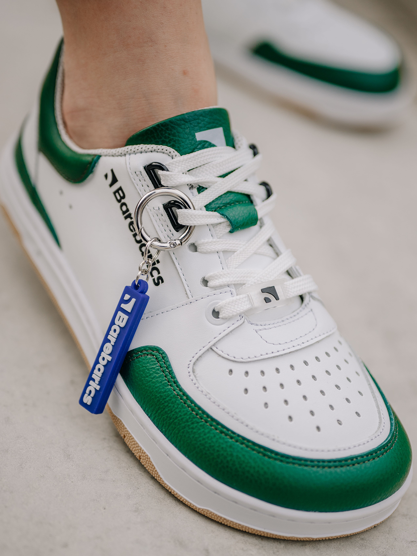 Barefoot boty Barebarics Wave - White & Dark Green bílo-zelené s béžovou podrážkou detail obuté pravé boty shora