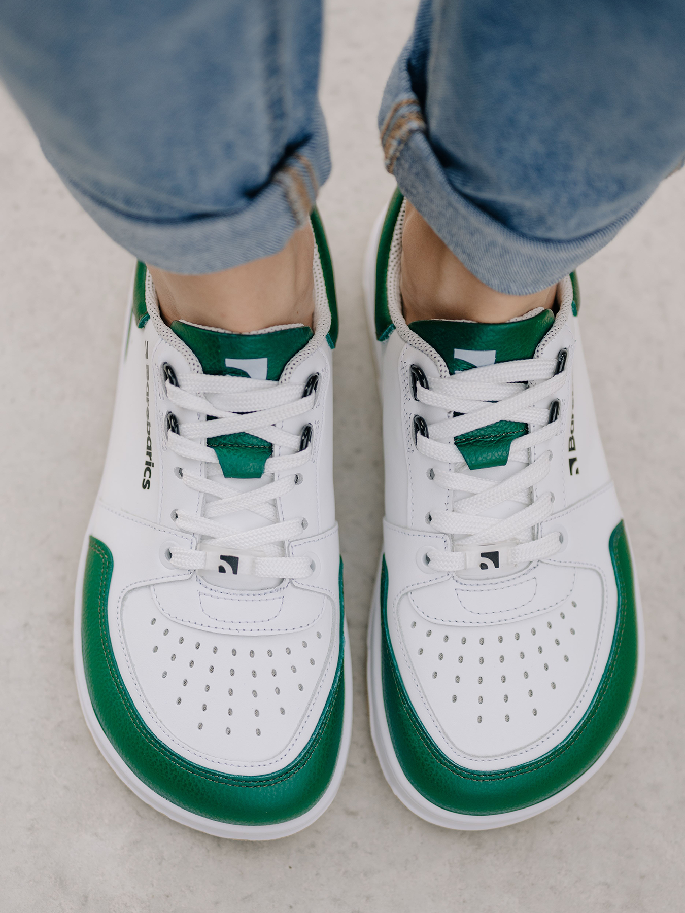 Barefoot boty Barebarics Wave - White & Dark Green bílo-zelené s béžovou podrážkou pohled na obuté boty shora