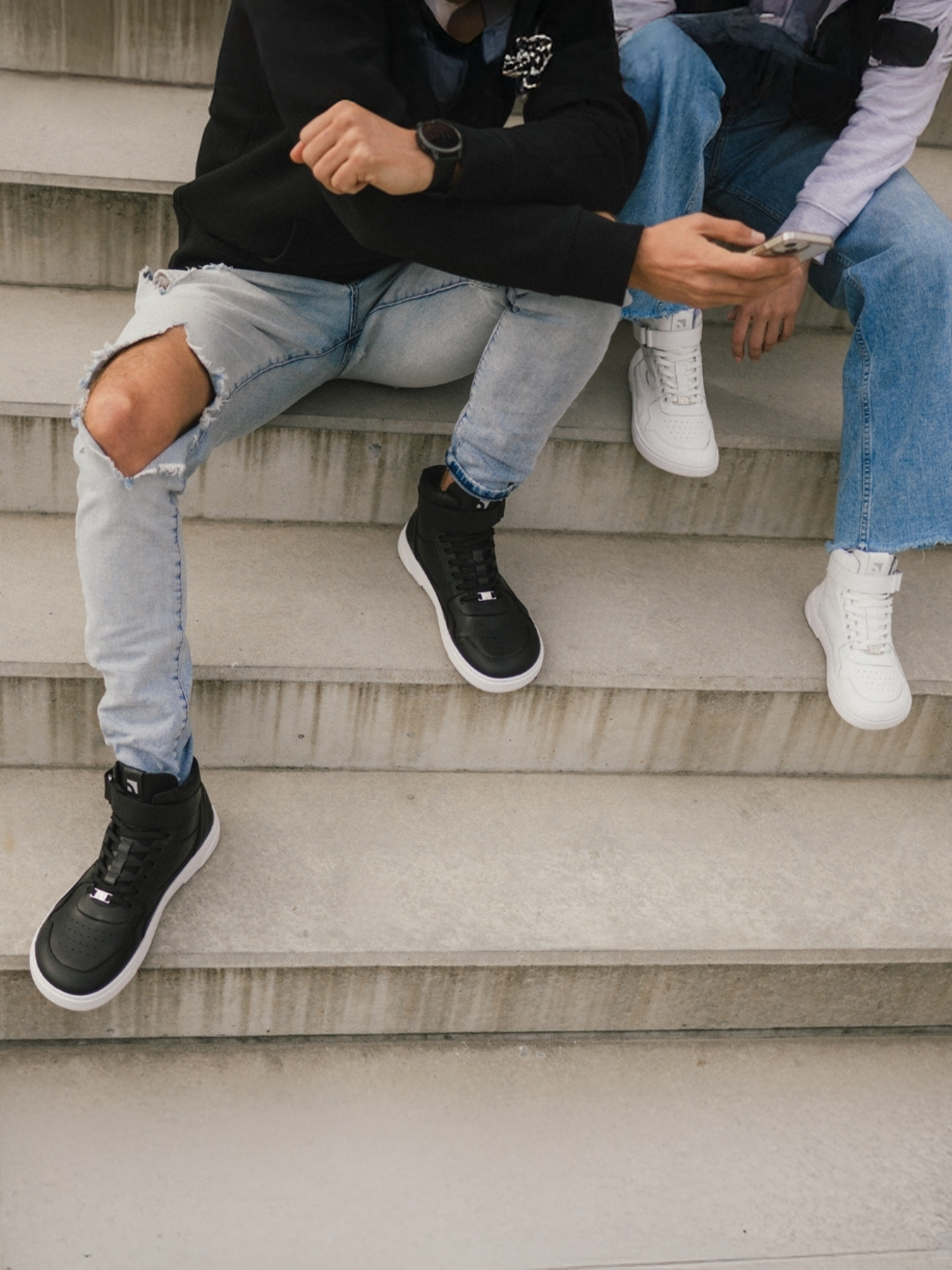 Kotníkové barefoot boty Barebarics Zing - High Top - All White celé bílé pohled na obut pár žena v bílývh botech muž obutý v černých s bílou podrážkou pohled zepředu