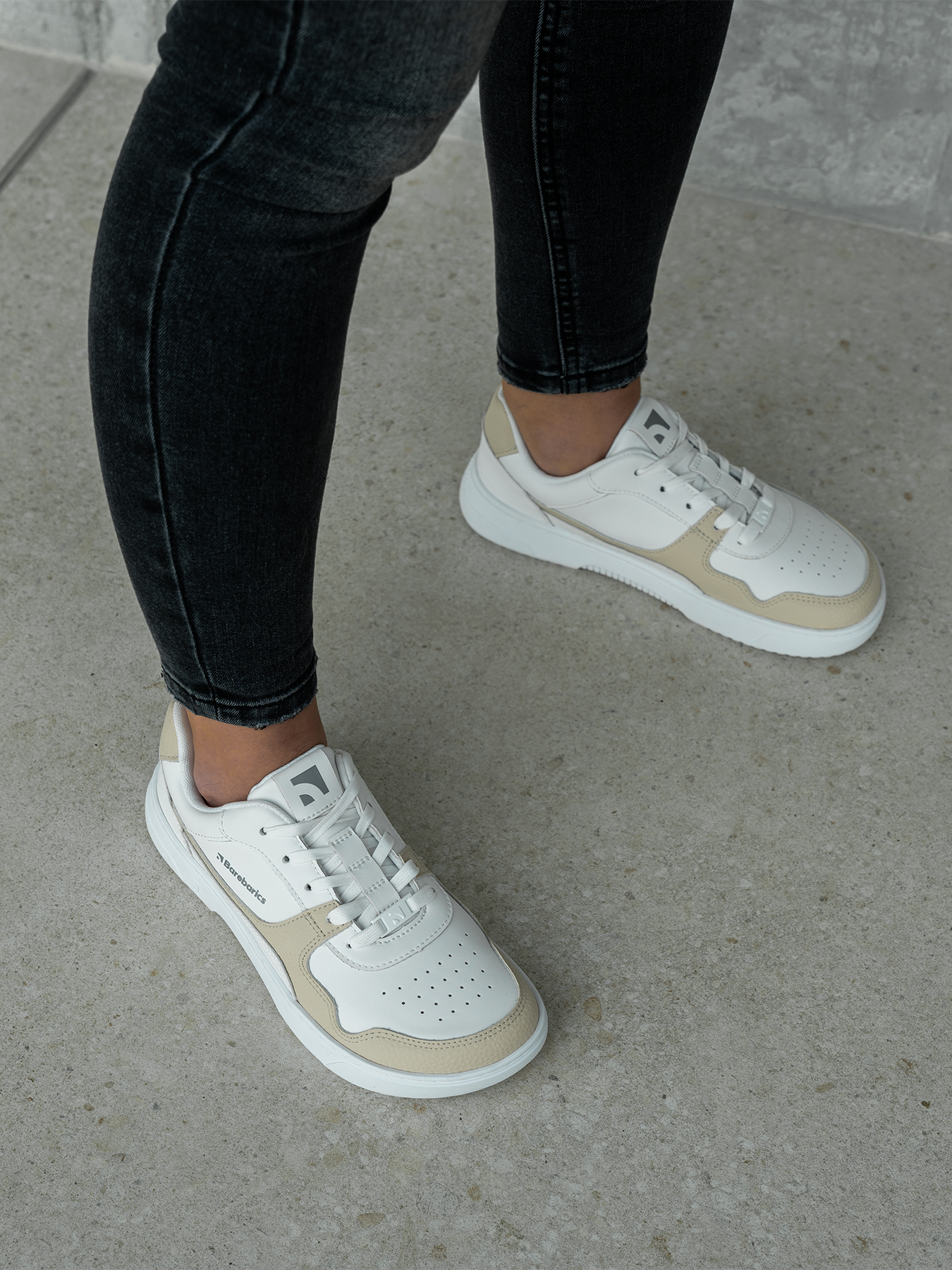Barefoot boty Barebarics Zing - White & Cream bílo-béžové detail obutých bot zprava shora