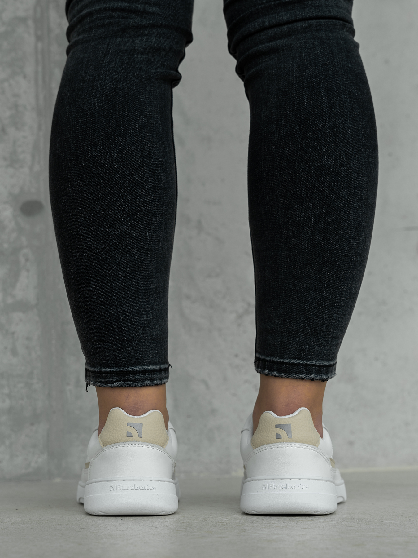 Barefoot boty Barebarics Zing - White & Cream bílo-béžové pohled na obuté boty zezadu na paty