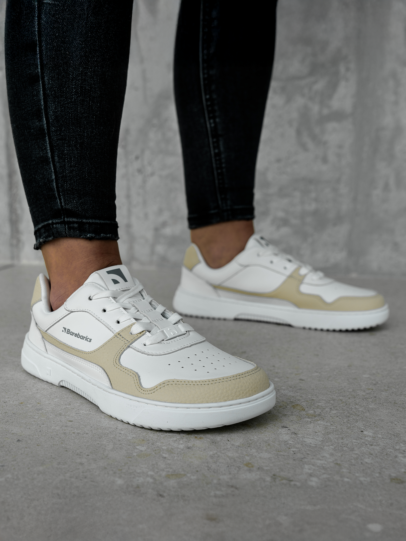 Barefoot boty Barebarics Zing - White & Cream bílo-béžové pohled na obuté boty zprava zpředu