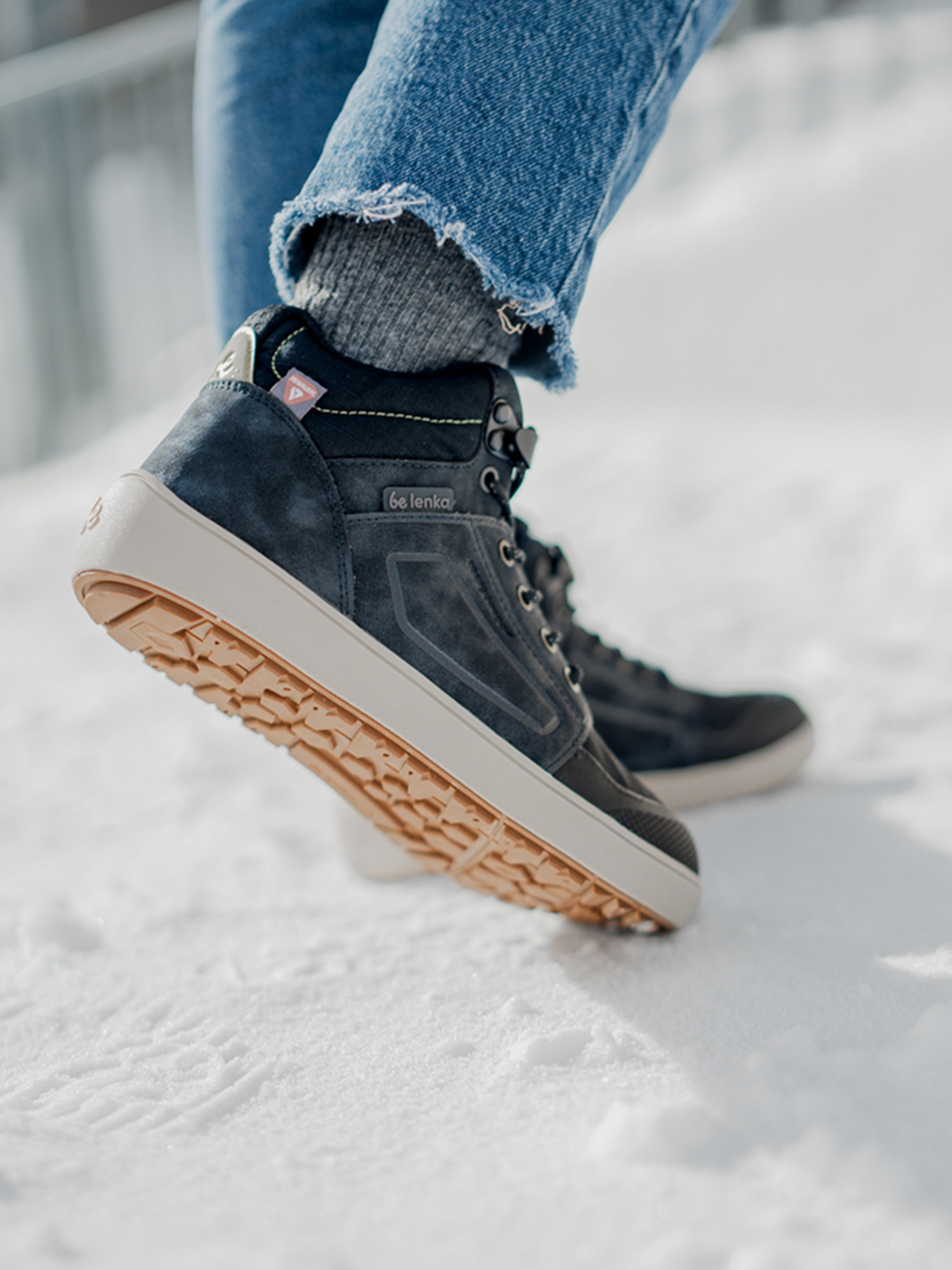 Voděodolné barefoot boty s termoizolací Be Lenka ArcticEdge - Charcoal Black černé s béžovou podrážkou pohled na obuté boty ve sněhu zprava 