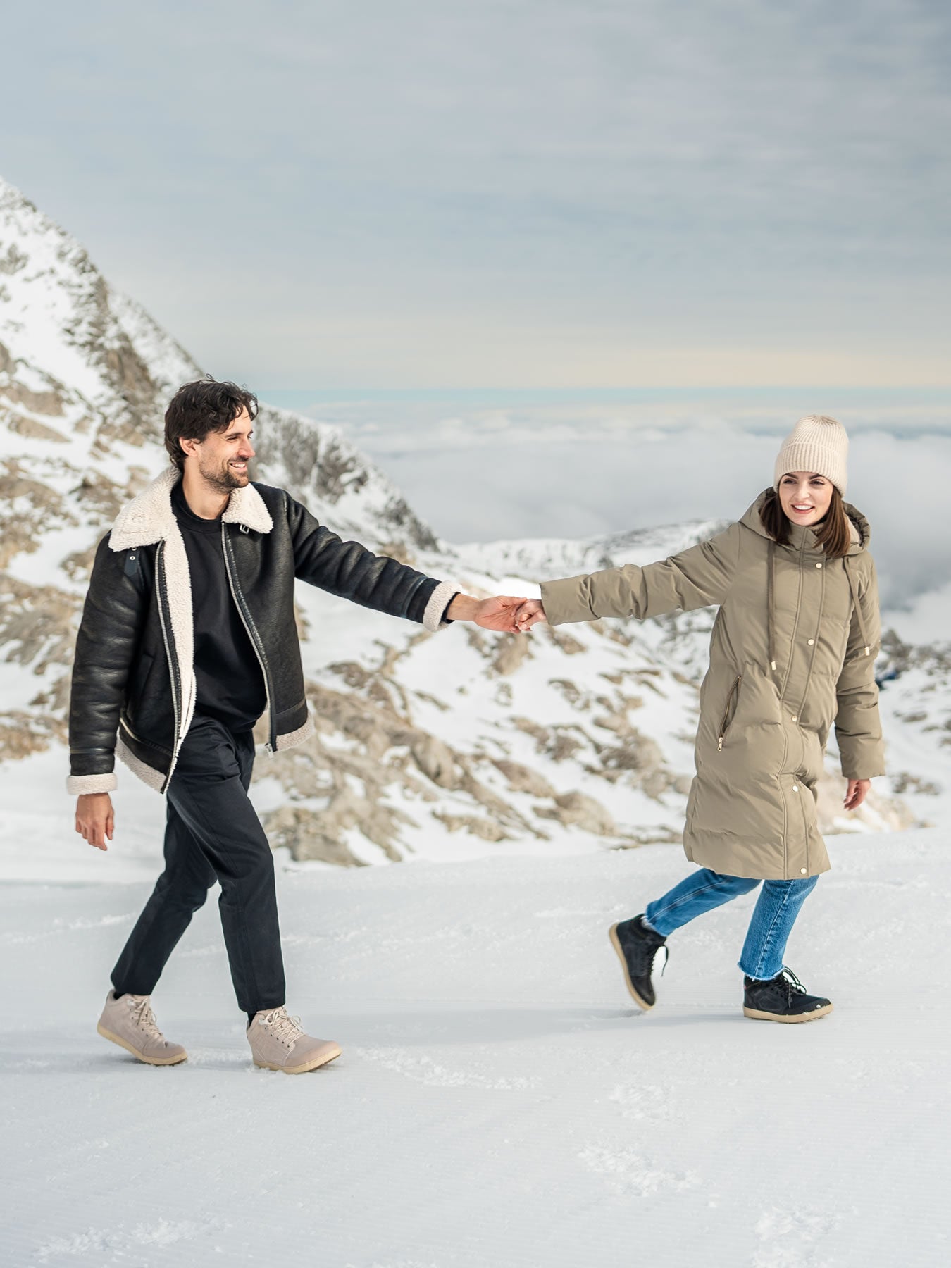 Voděodolné barefoot boty s termoizolací Be Lenka ArcticEdge - Charcoal Black černé s béžovou podrážkou muž a žena jdoucí ve sněhu