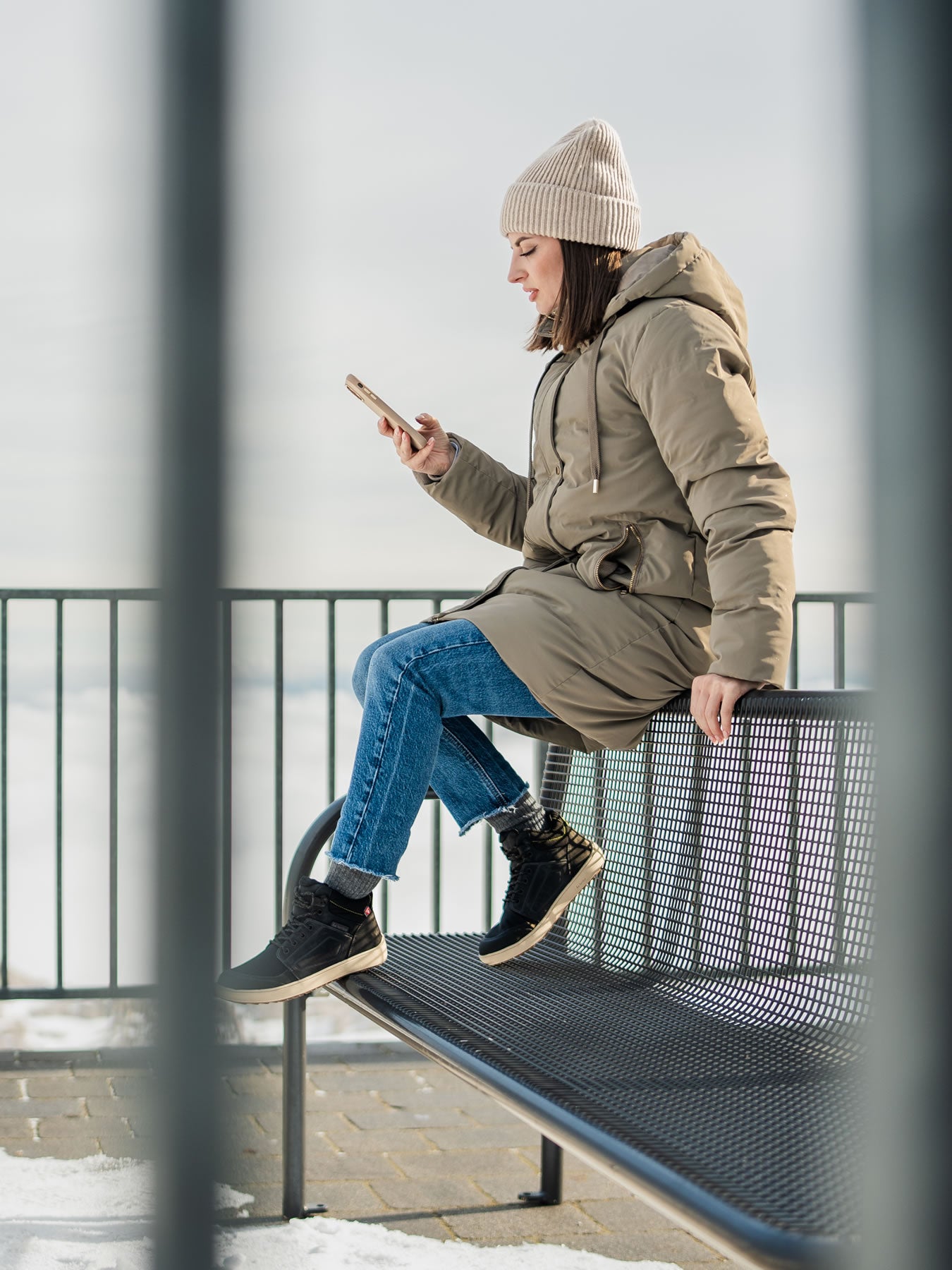 Voděodolné barefoot boty s termoizolací Be Lenka ArcticEdge - Charcoal Black černé s béžovou podrážkou pohled na ženu sedící na lavičce zleva