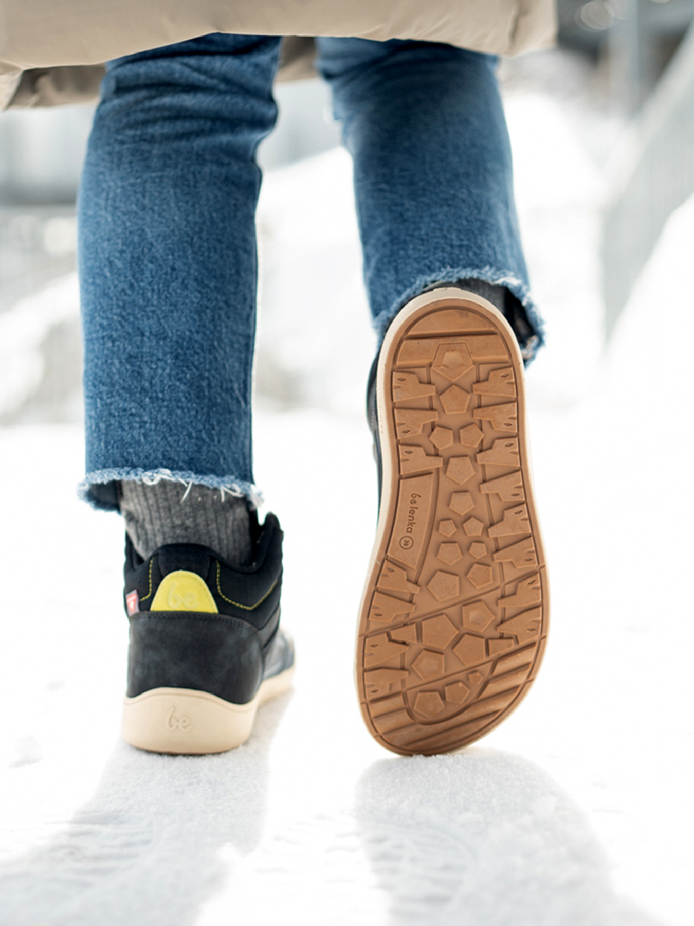 Voděodolné barefoot boty s termoizolací Be Lenka ArcticEdge - Charcoal Black černé s béžovou podrážkou pohled na obuté boty ve sněhu zezadu na patu a podrážku