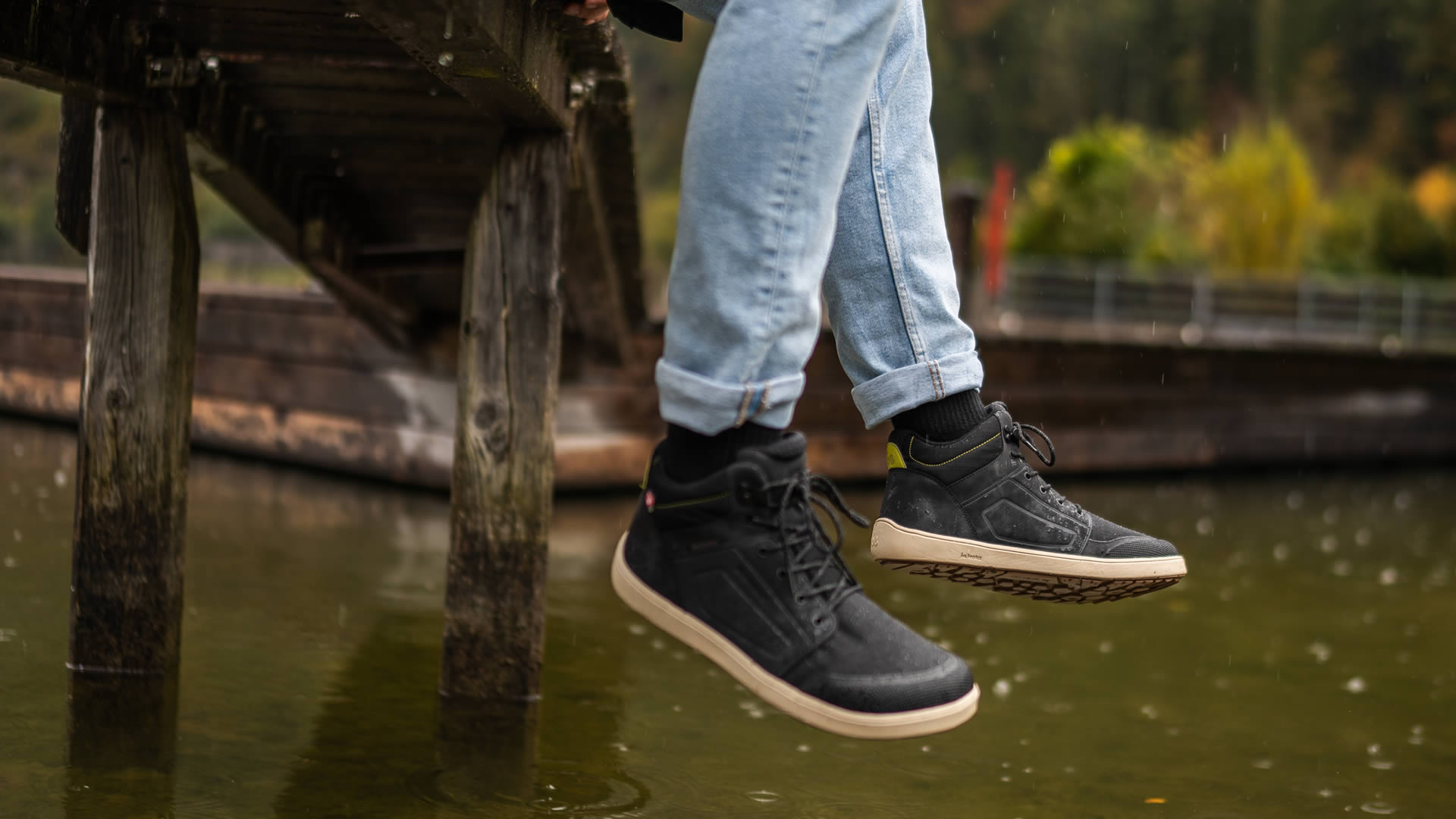 Voděodolné barefoot boty s termoizolací Be Lenka ArcticEdge - Charcoal Black černé s béžovou podrážkou pohled na obuté boty zprava 