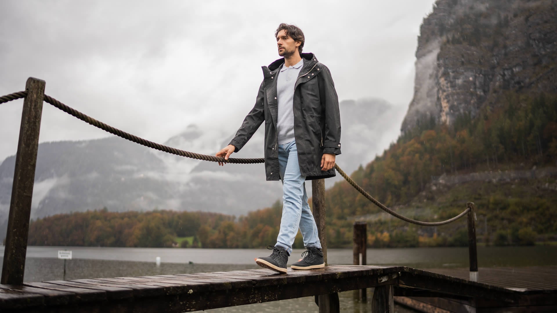 Voděodolné barefoot boty s termoizolací Be Lenka ArcticEdge - Charcoal Black černé s béžovou podrážkou pohled na obutého muže zpředu zprava