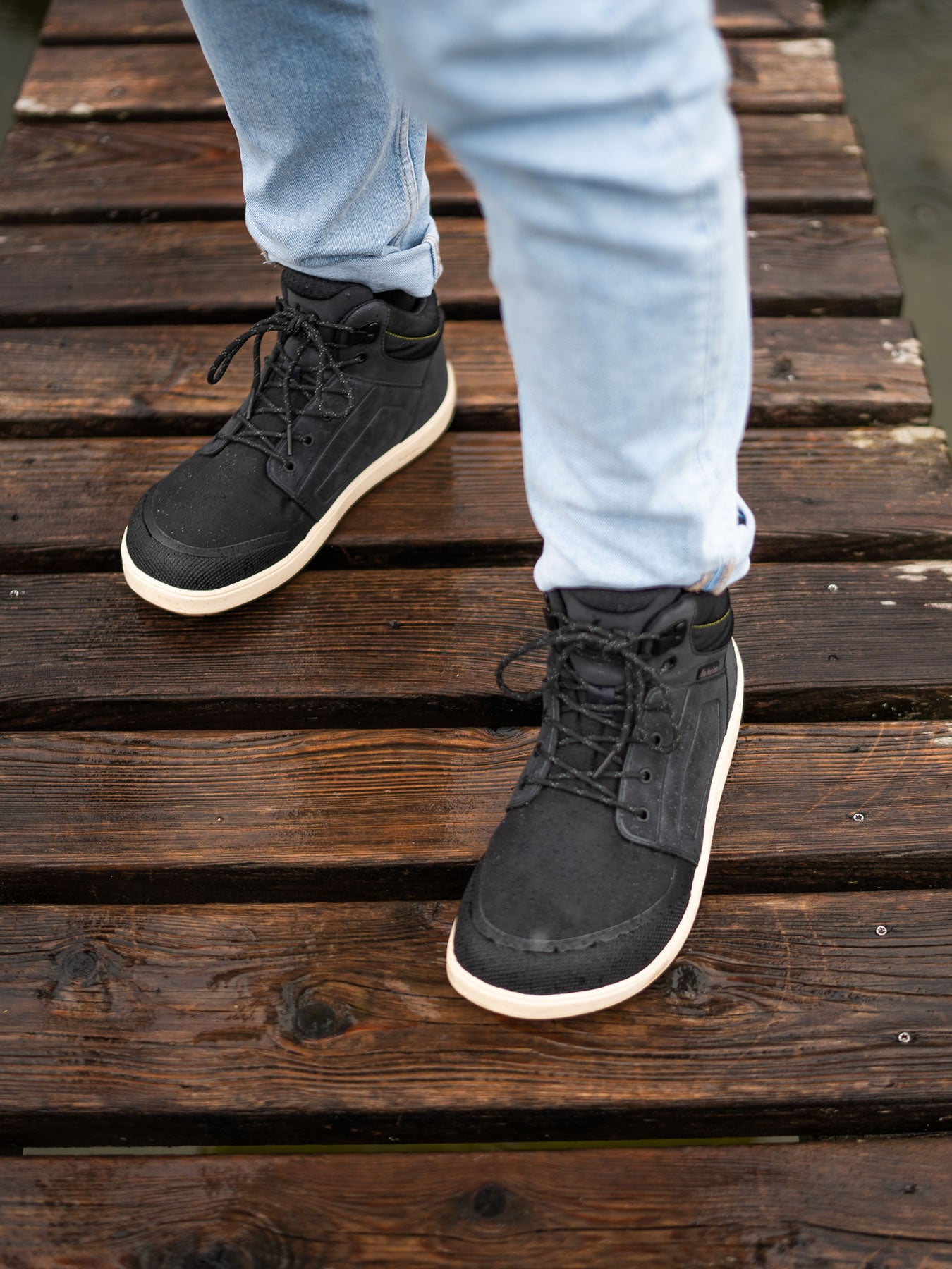 Voděodolné barefoot boty s termoizolací Be Lenka ArcticEdge - Charcoal Black černé s béžovou podrážkou pohled na obuté boty zpředu shora