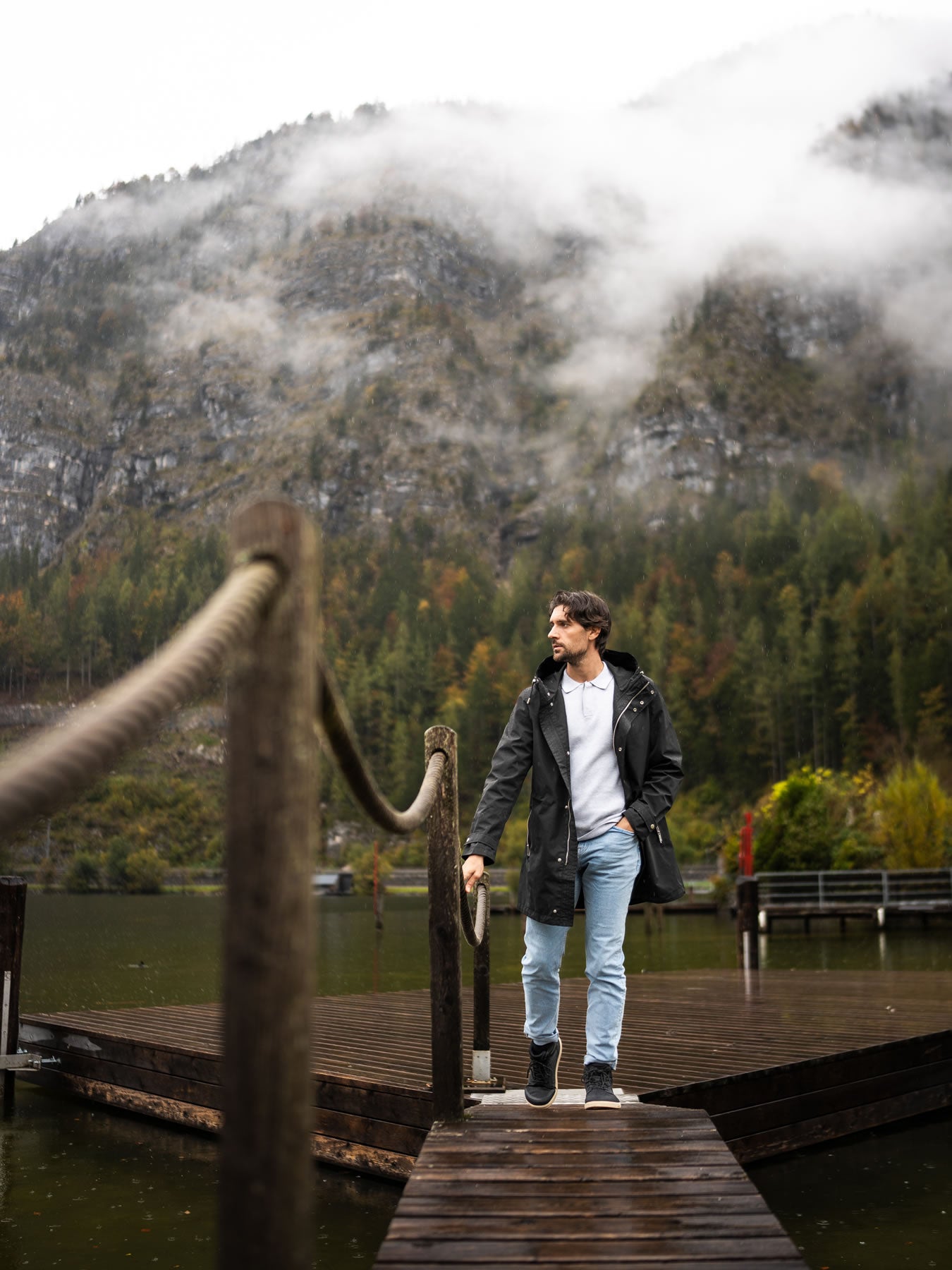 Voděodolné barefoot boty s termoizolací Be Lenka ArcticEdge - Charcoal Black černé s béžovou podrážkou pohled na obutého muže přecházející lávku nad vodou