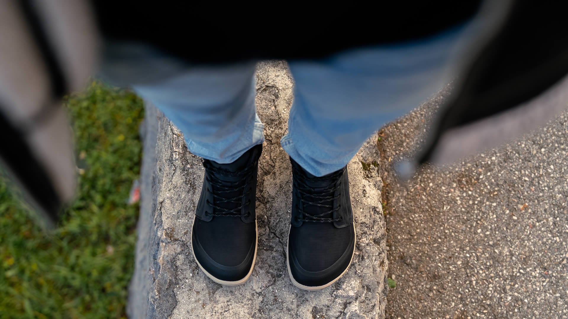 Voděodolné barefoot boty s termoizolací Be Lenka ArcticEdge - Charcoal Black černé s béžovou podrážkou pohled na obuté boty shora