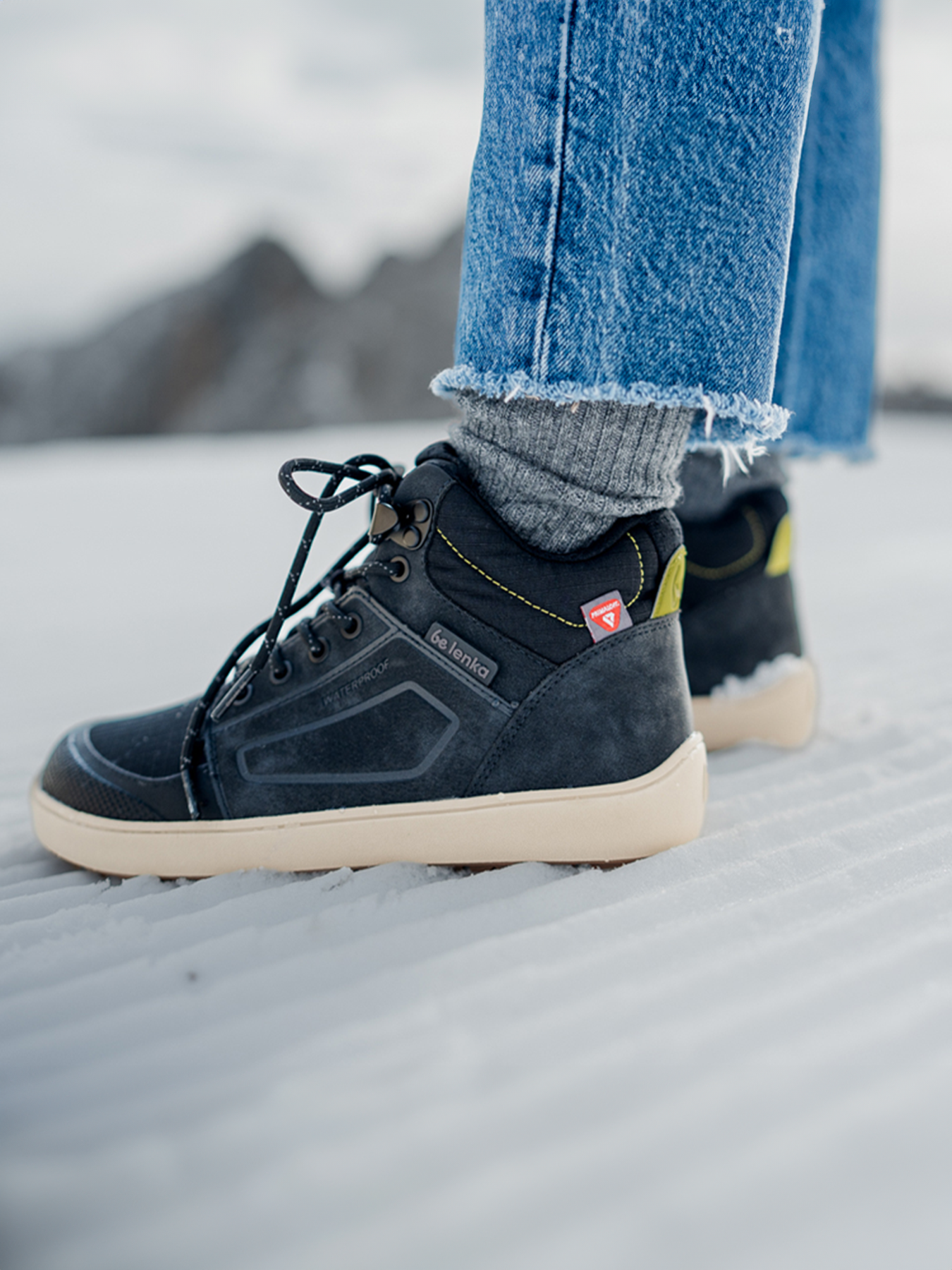 Voděodolné barefoot boty s termoizolací Be Lenka ArcticEdge - Charcoal Black černé s béžovou podrážkou pohled na obuté boty ve sněhu zleva