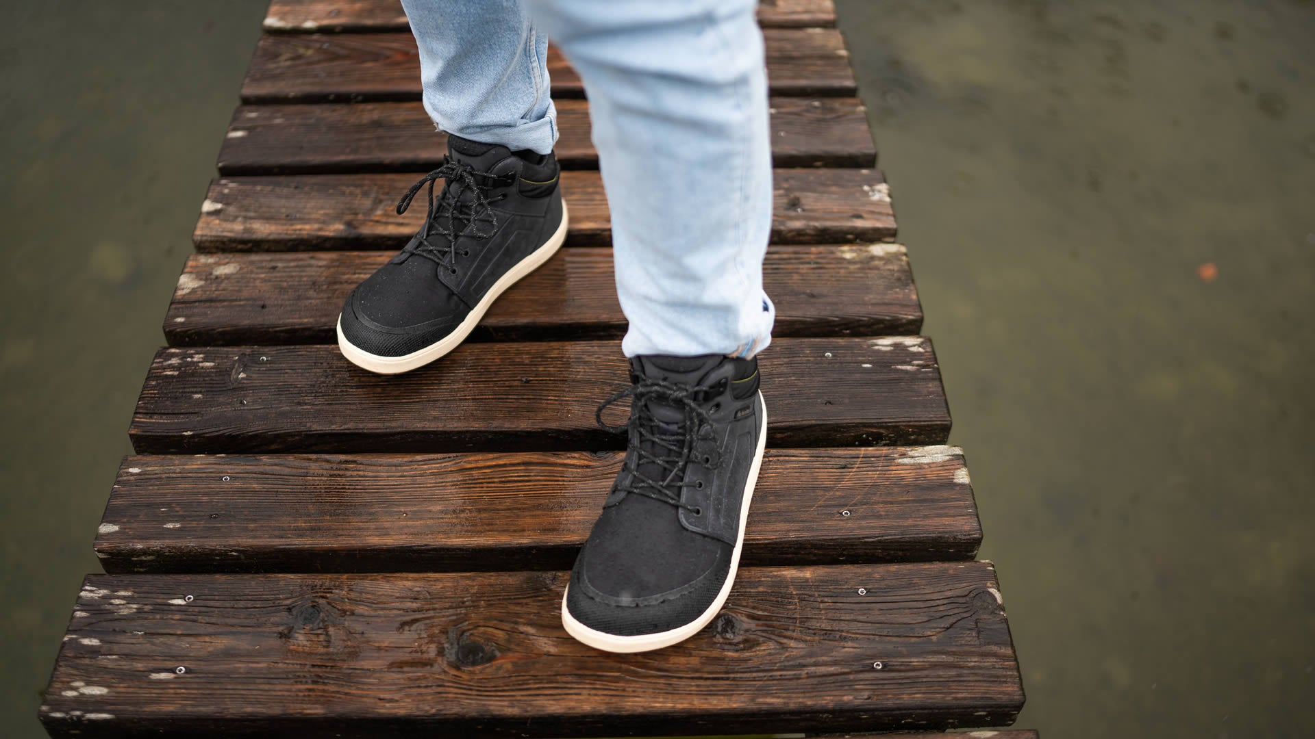 Voděodolné barefoot boty s termoizolací Be Lenka ArcticEdge - Charcoal Black černé s béžovou podrážkou pohled na obuté boty zpředu shora