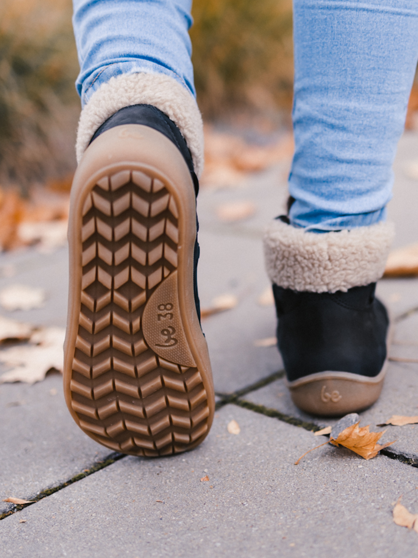 Zimní kotníkové barefoot boty Be Lenka Bliss - Black černé se světlým kožíškem  a béžovou podrážkou pohled na obuté boty zezadu na patu a podrážku