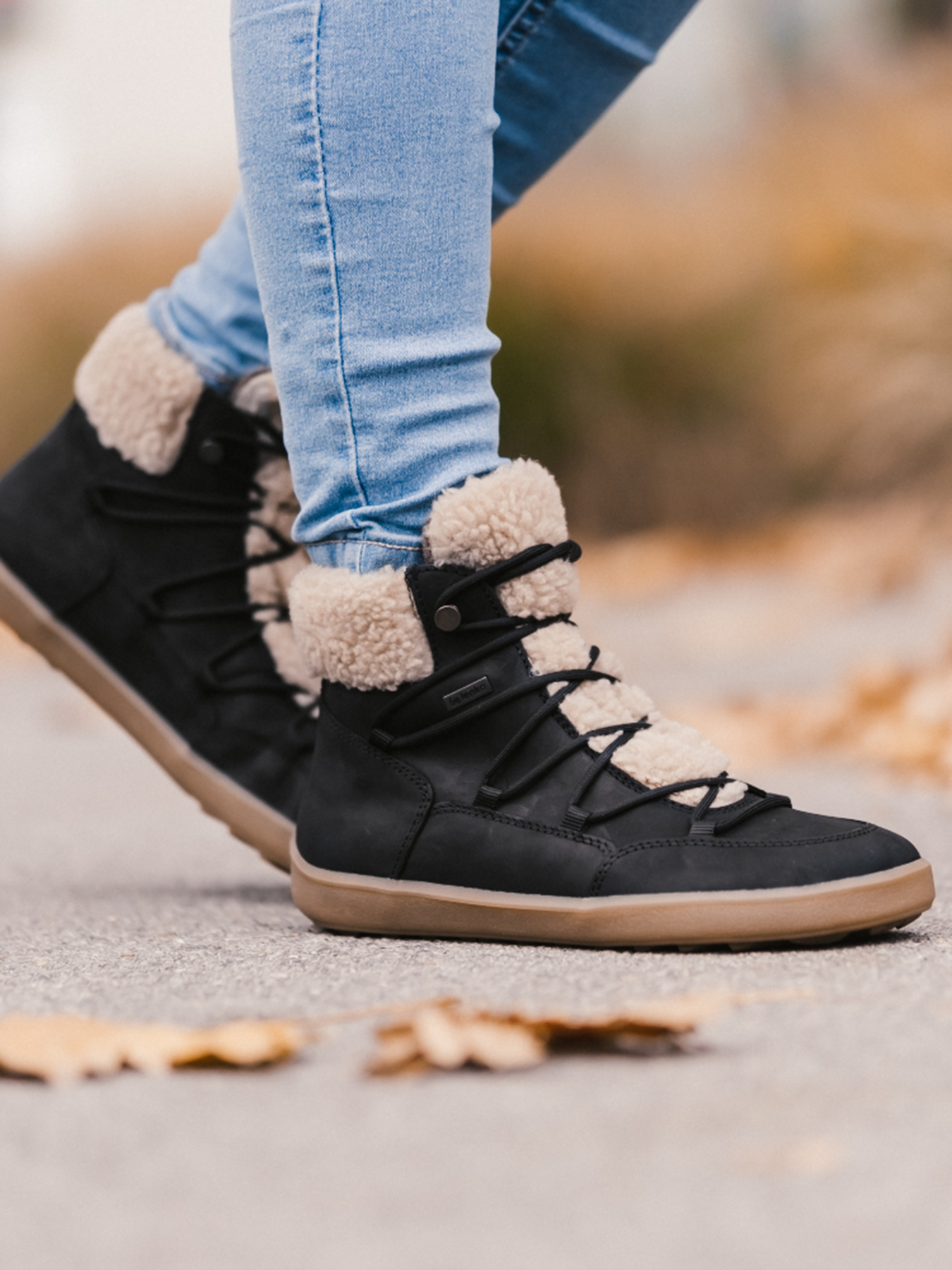 Zimní kotníkové barefoot boty Be Lenka Bliss - Black černé se světlým kožíškem  a béžovou podrážkou pohled na obuté boty zprava